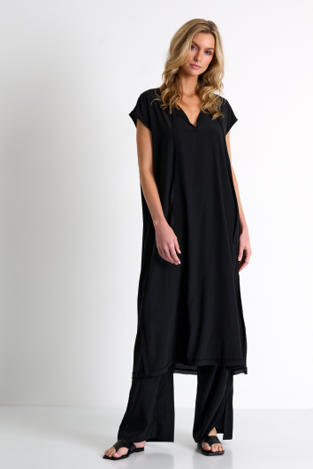 Robe en soie avec un col bateau