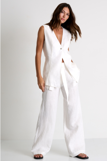 Linen pants tied at the waist